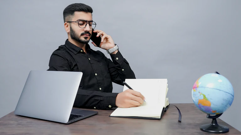 금융 전문가와 상담하는 사람