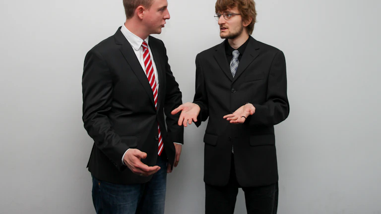 금융 상담사가 고객에게 투자 전략을 설명하는 모습