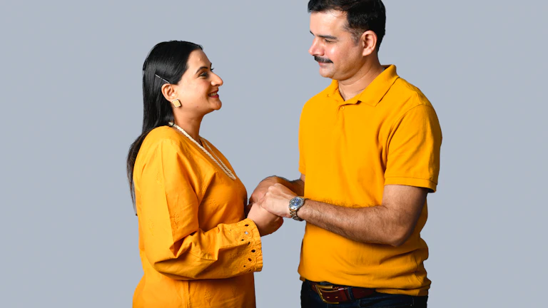 재정 상담사가 부부에게 설명하는 모습