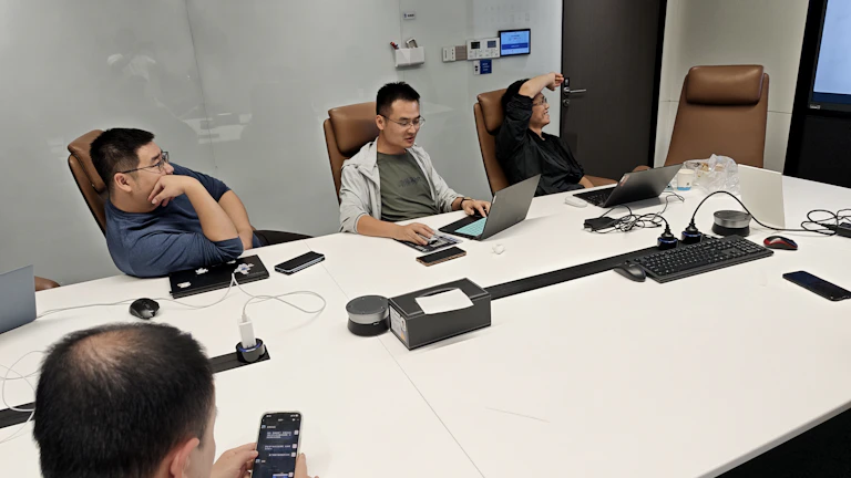 전문적인 금융 상담을 진행하는 모습