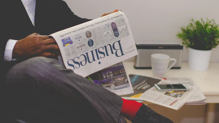 금융 전문가와 상담하며 투자 전략을 논의하는 투자자