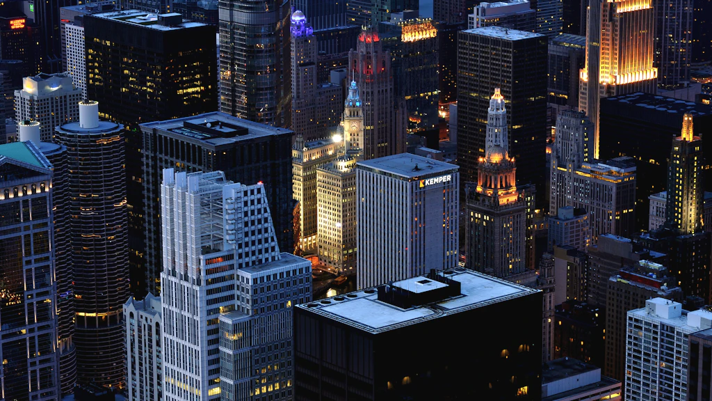 금주식 투자 전략: 단기 트레이딩과 장기 보유 관점 26 금융 자문가와 고객 미팅