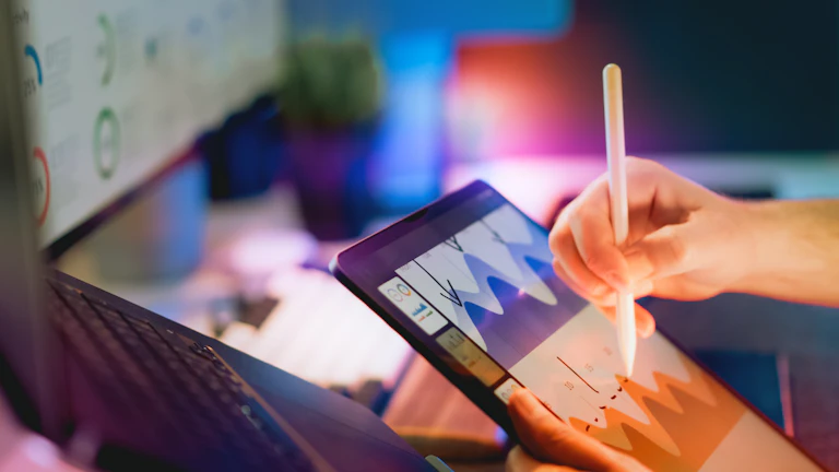 금융 데이터를 분석하는 모습