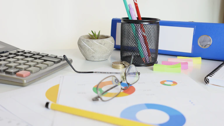 미국 경제 정책 수혜주 발굴, 2026년 고수익 포트폴리오 27 금융 데이터를 분석하는 사람