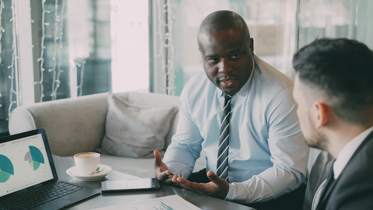 복잡한 금융 데이터 차트와 분석