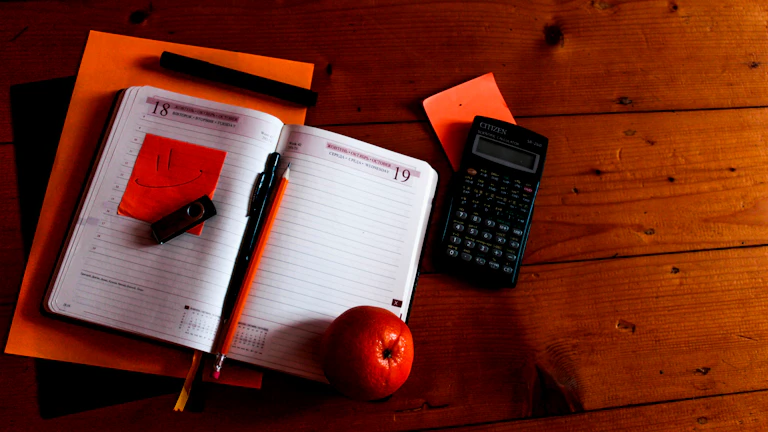 금융 전문가가 고객과 상담하는 모습