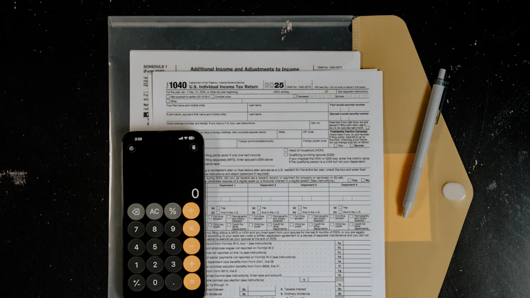 태블릿으로 금융 포트폴리오를 분석하는 투자자