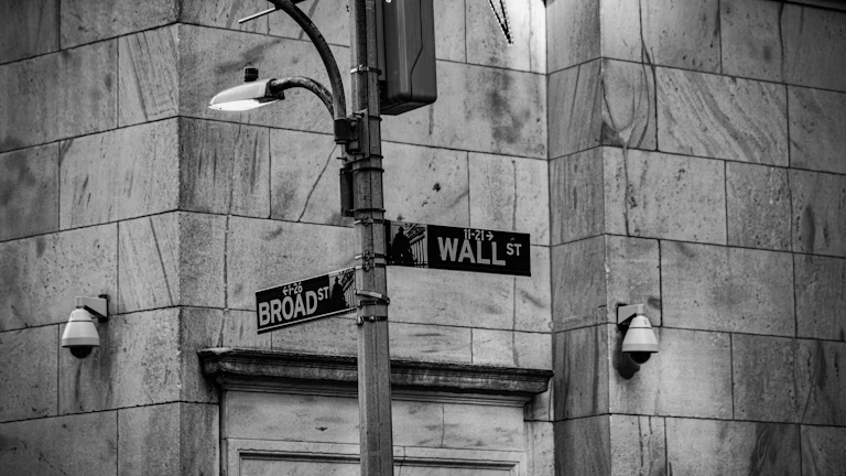 2026년 여유 자금, 달러 RP로 똑똑하게 굴리는 비결 26 금융 위험 관리를 하는 모습