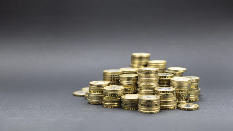 알약분쇄기 2026년 환율 급등 대비, 달러 통화 스왑으로 환차손 방어 전략 28 재무 위험 관리를 상징하는 그래프와 안전망 이미지