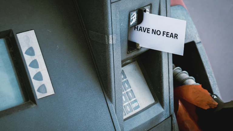 레버리지 ETF 투자 위험을 경고하는 표지판