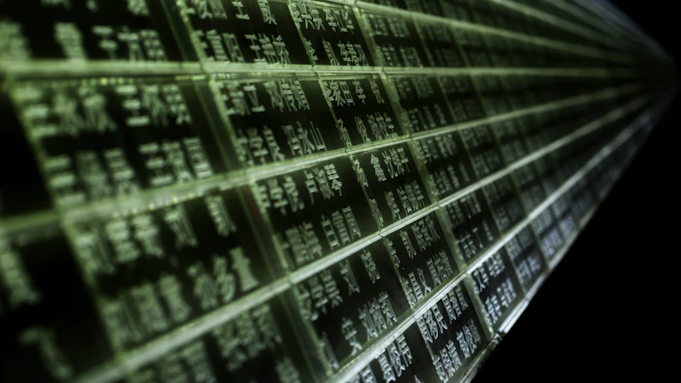 인플레이션 개인별 맞춤 자산 배분 포트폴리오 비교 26 글로벌 금융 시장 데이터를 분석하는 전문가의 모습