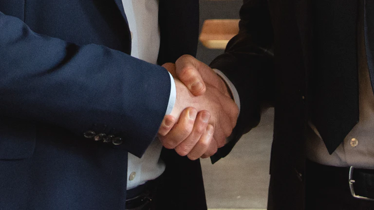 사업자금 계약 후 악수하는 모습