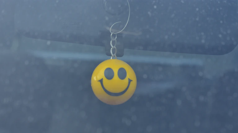 환급금을 확인하고 기뻐하는 남성의 모습