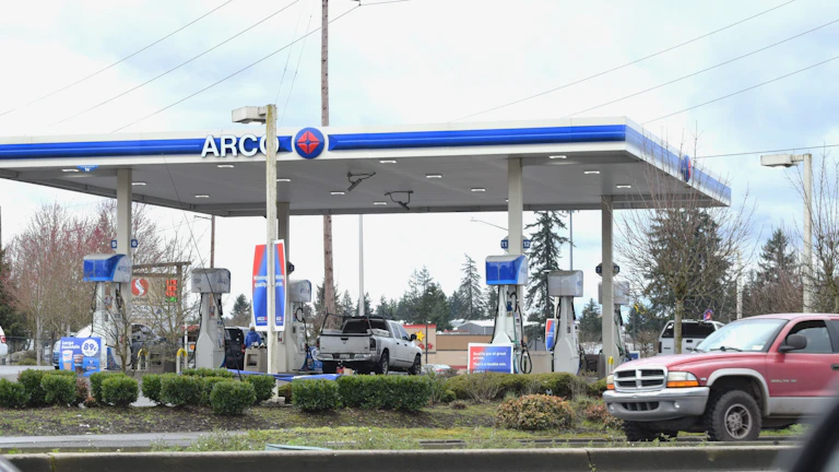 물가 상승으로부터 자산을 보호하는 금융 방어막 이미지