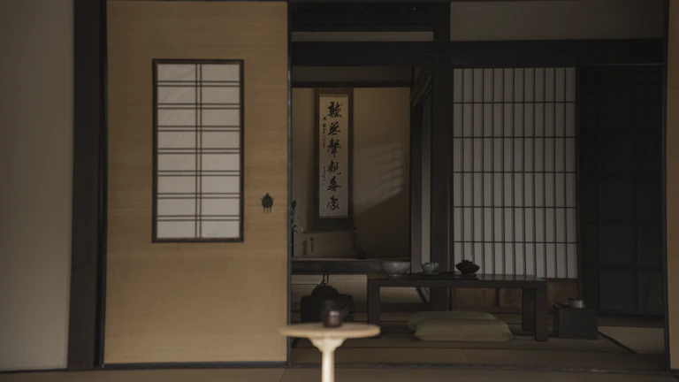 900원대 엔저, 환차익 극대화하는 안전한 투자법 26 일본 엔화 지폐와 동전 더미