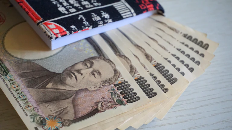 2026년 엔저 현상 속 엔화 지폐와 동전들