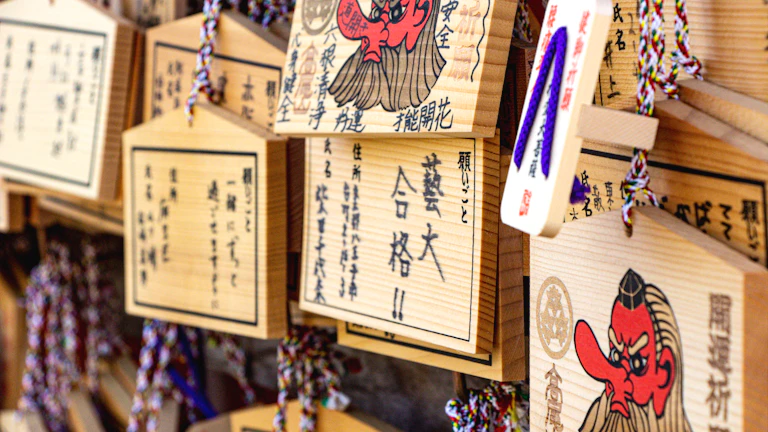 일본 엔화 지폐와 동전이 흩어져 있는 모습