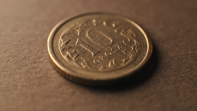 일본 엔화 지폐와 동전이 쌓여 있는 모습