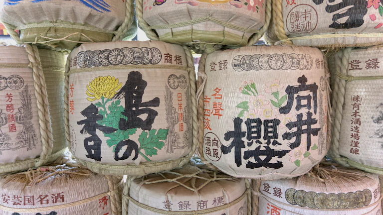 돋보기를 들고 엔화 지폐를 살펴보는 모습