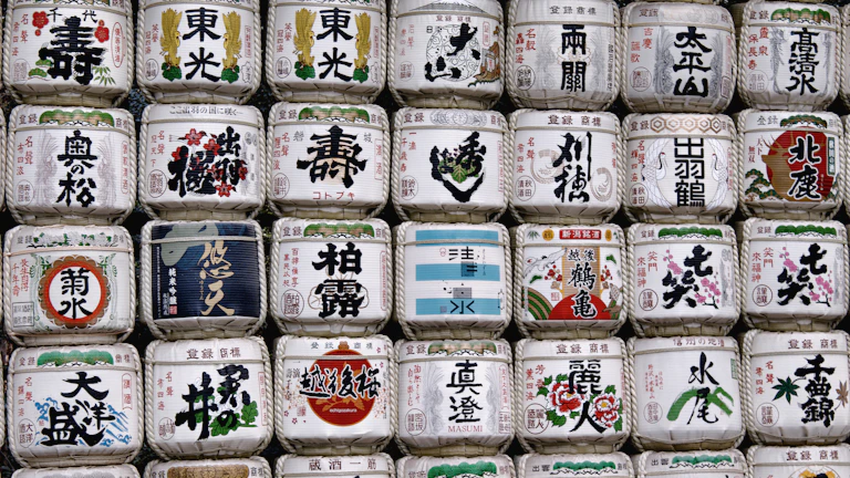 일본 엔화 지폐와 동전이 쌓여 있는 모습