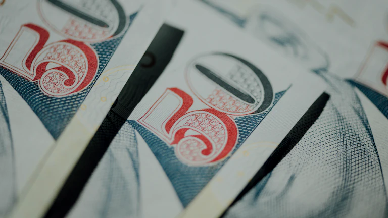 일본 엔화 지폐와 동전들