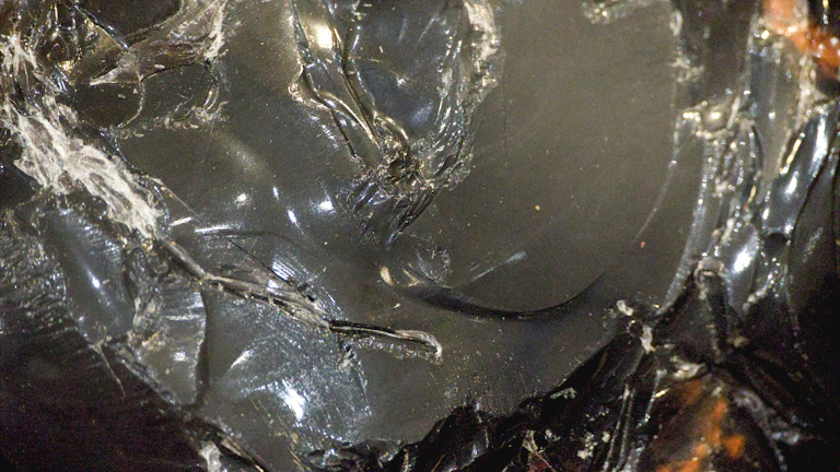 폐배터리에서 추출된 고순도 리튬과 니켈 원자재 샘플