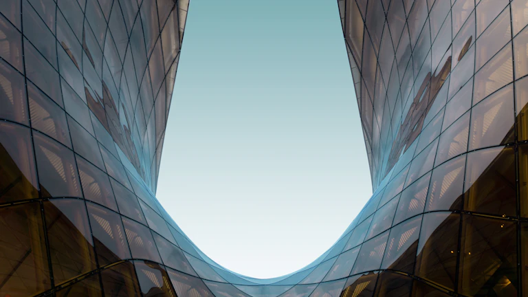 최첨단 AI 데이터 센터 내부의 서버 랙 모습