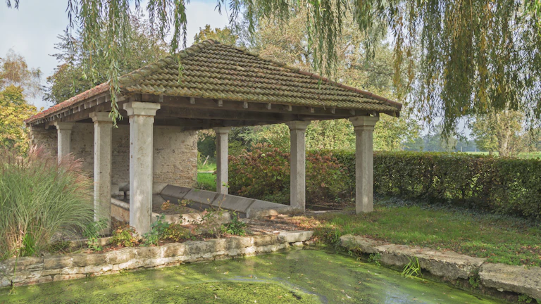 한국 지도 위에 여러 도시가 표시되어 있고, 각 도시별 경제 지표를 나타내는 그래프