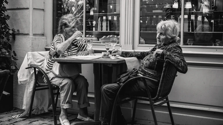 노부부가 금융 서류를 보며 이야기하는 모습