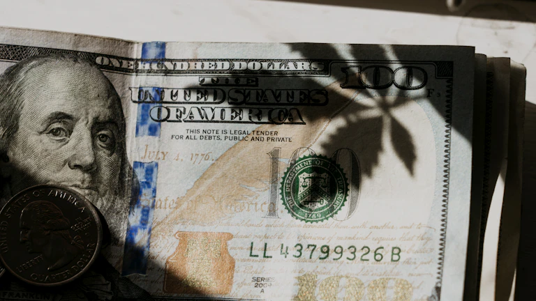 은행 창구에서 환전하는 사람