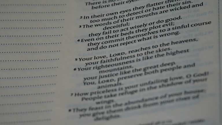 보험 청구 서류를 작성하는 사람