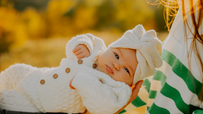 컴퓨터 화면으로 주식 차트를 분석하는 사람