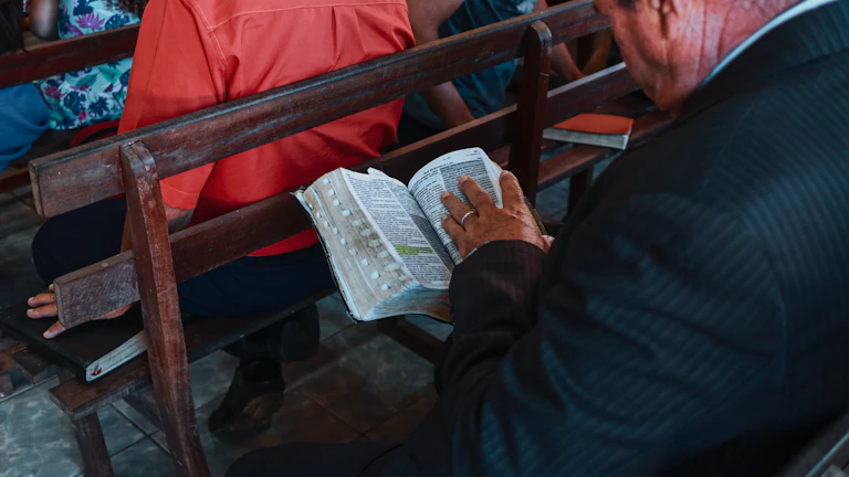 태블릿으로 금융 뉴스를 읽고 있는 사람
