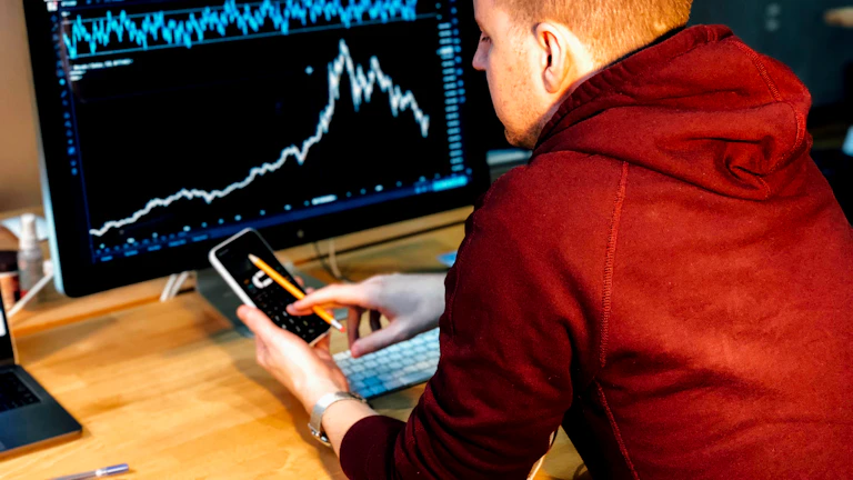 신중하게 자산 포트폴리오를 분석하는 투자자