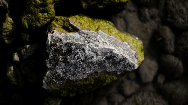 희토류 광산에서 채굴 작업이 진행되는 모습