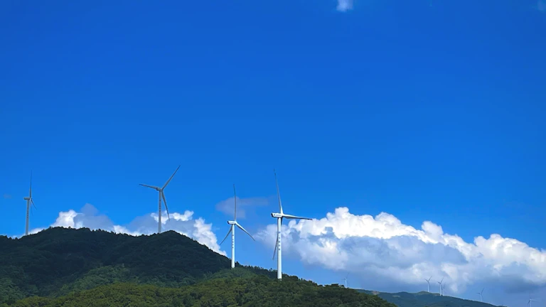 재생에너지 시설에 투자하는 모습