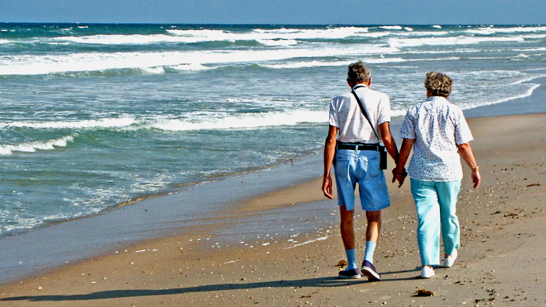 은퇴 후 연금 수령 계획과 건강보험료 산정을 고민하는 모습