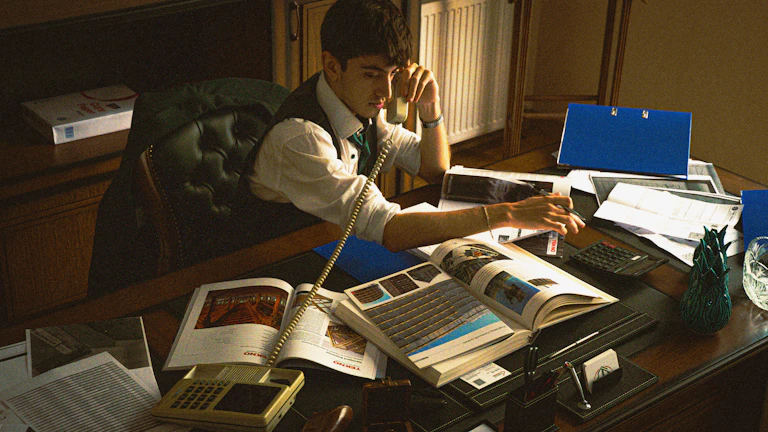 진지하게 재무 서류를 분석하는 사업가