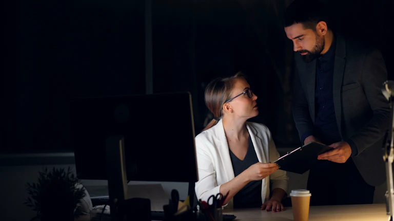 진지하게 법률 문서를 검토하는 사람들