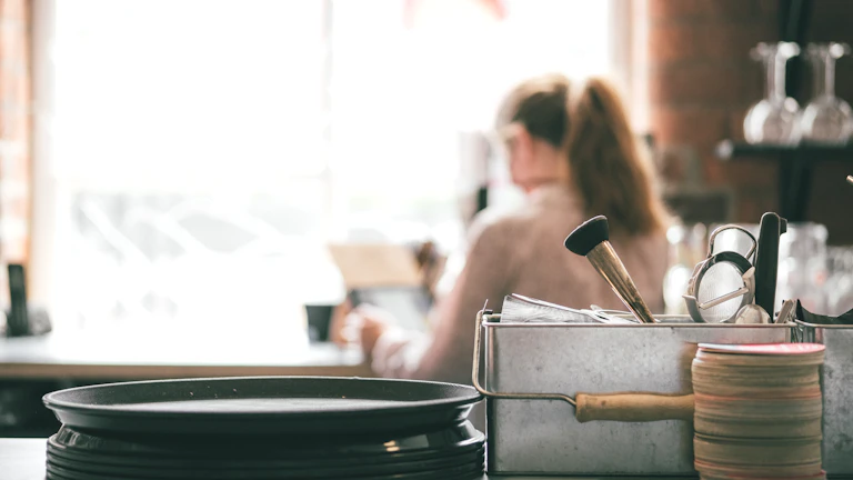 서류를 보며 미소 짓는 소상공인