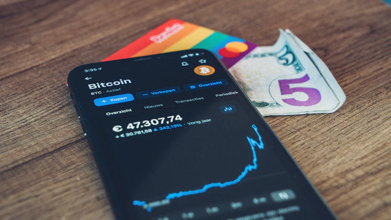 스마트폰으로 환전 앱을 사용하는 손