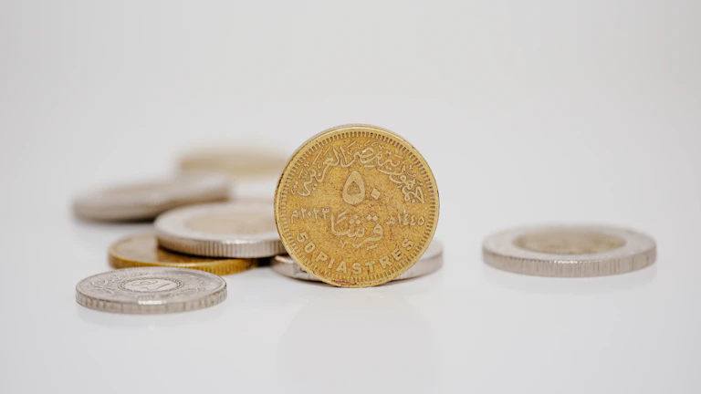 돈다발 위에서 환하게 웃는 사람