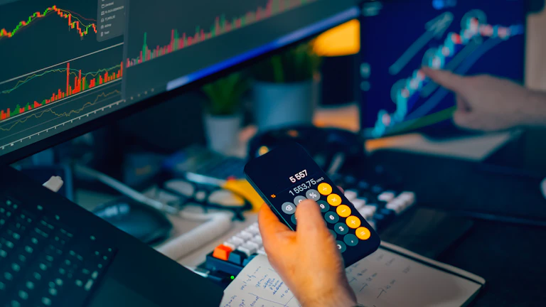 주식 시장 차트를 분석하는 투자자