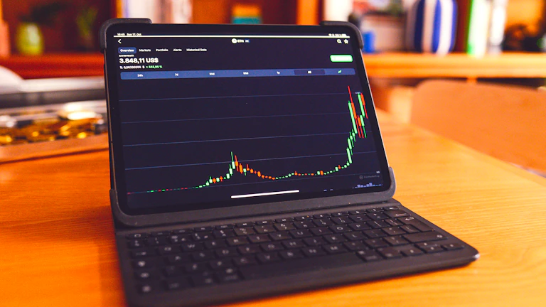 스마트폰으로 ETF 수익률을 확인하는 투자자