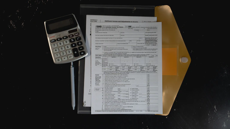 베트남주식 배당금 이중과세 환급받아 실질 수익률 방어하는 절세 노하우 26 세금 환급액을 계산하는 계산기와 서류 더미