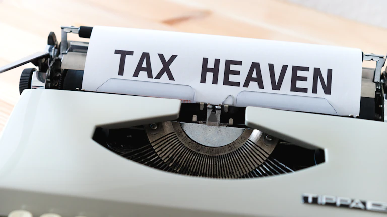 세금 환급 서류와 계산기를 검토하는 전문가의 모습