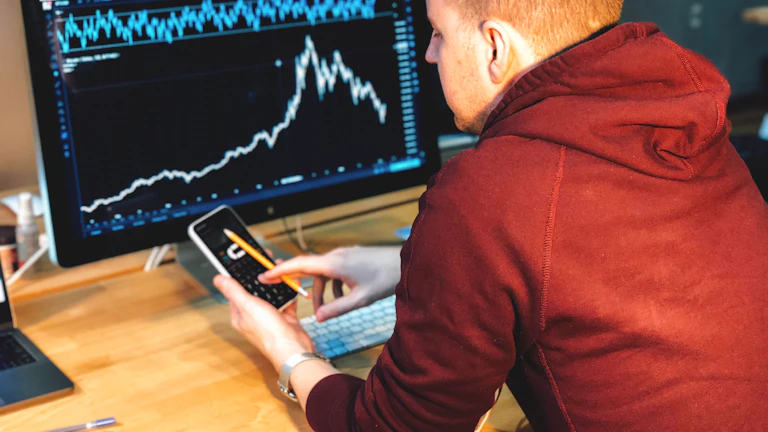 저평가 주식을 연구하는 투자자의 모습