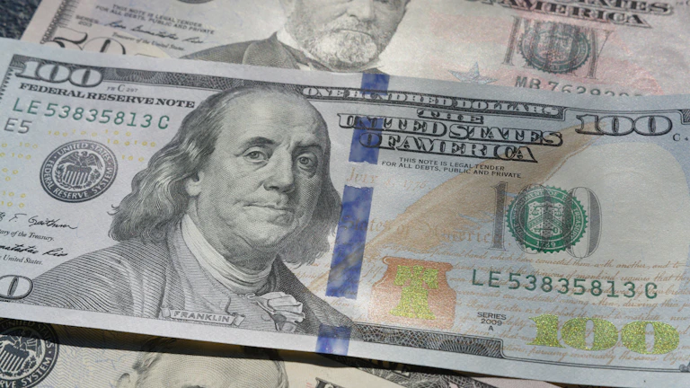 지갑으로 떨어지는 미국 달러 지폐