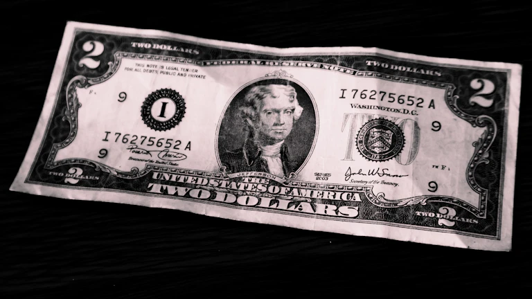 계산기와 함께 있는 미국 달러 지폐