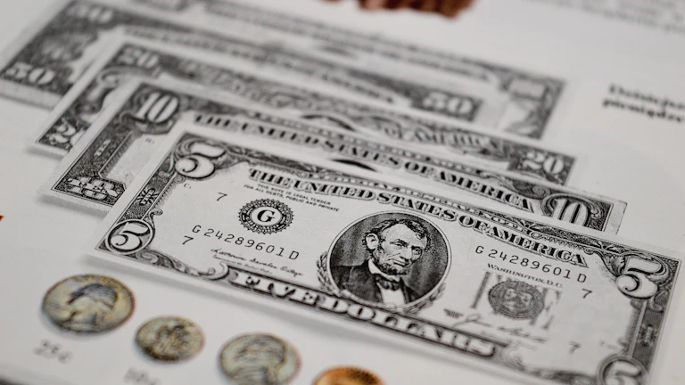 미국 국채 증서와 달러 지폐